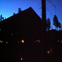 Lassen Sie sich im Spätsommer und Herbst vom illuminierten Außenbereich unter dem nordischen Sternenhimmel verzaubern.