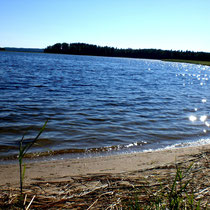 ... und gehen Sie an einem der vielen kleinen Sandstrände sowie an einer der Buchten dieser Insel auf Entdeckungstour.  Familienväter können den Piraten in sich entdecken und zu zweit findet man ungestörte Plätze an einem der Strände.