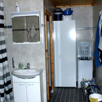 Sie verwöhnen sich morgens gerne mit ausgiebigem Duschen?  Kein Problem im Sunny Mökki Sysmä! Freundliches Tageslicht-Duschbad mit Sauna und 270 l Boiler, WC,  Waschmaschine. Bathroom with wc,shower,sauna,big boiler, washing machine,quiet ventilation