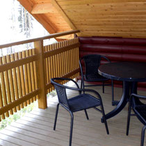 Auch wenn es einmal etwas stürmischer sein sollte: Trinken Sie Kaffee oder ein Bier auf der weitgehend windgeschützten Sitzgruppe für 4 Personen auf dem Balkon.