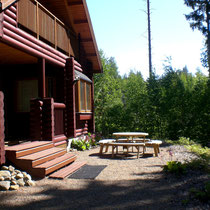 Machen Sie sich es an der Terrasse gemütlich und genießen Sie Sonne, Wasser, Wald.