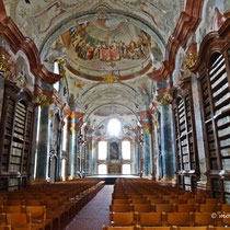 Bibliothek mit Kuppelfresken von Paul Troger und Johann Jakob Zeiller