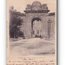 - Entrée de la Cour du Château . PEYROLLES -27.02.1905 -