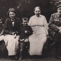 Vladimir Lenin - Nadezhda Krupskaya - Anna Yelizarova - Victor  - Vera