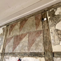 Freigelegte Malereien im Männerhaus des Nicolai-Hofs