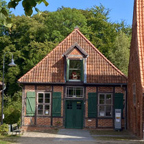 Eingang zur heutigen Stadtbücherei in Bardowick, im Nicolaihof