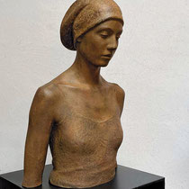 bruno walpoth, "hanna", edition 1/6, 2025, 67 x 42 x 25 cm, bronze – erlas galerie