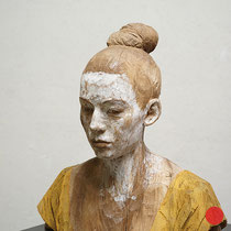 bruno walpoth, "hanako", 2021, 47 x 44 x 26 cm, nussholz/nutwood – erlas galerie