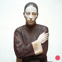 bruno walpoth, "die neugierige", 2023, 71 x 40 x 32 cm, walnut – erlas galerie