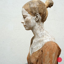 bruno walpoth, "erde-licht", 2025, 55 x 46 x 27 cm, nussholz/nutwood – erlas galerie