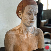 bruno walpoth, "marieke", 2024, 48 x 40 x 31 cm, birne/pearwood – erlas galerie