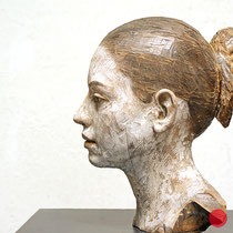 bruno walpoth, "die argentinierin", 2024, 33 x 23 x 28 cm, walnut – erlas galerie