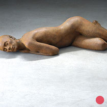 bruno walpoth, "slow awakening", edition 3/6, 2022, 29 x 120 x 62 cm, bronze – erlas galerie