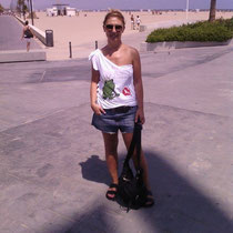Trini en la playa de la Malvarrosa en Valencia con la camiseta "Príncipe Azul"