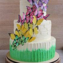 Свадебный торт с вафельными бабочками 