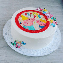 Торт оформлен вафельной картинкой "Свинка Пеппа и Джордж" 