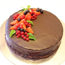 Торт с шоколадом и фруктами 