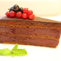Шоколадный торт с черной смородиной 