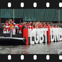 069 Amsterdam Canal Pride 2019 v.a de NH Radio Pride boot 26 