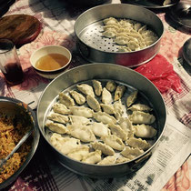 Die fertig gefalteten Momos werden in den Gareinsatz gelegt. Das Garen an sich dauert nicht lange, keine zehn Minuten.