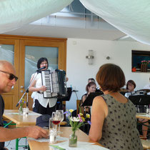Zur Eröffnung sorgte das Orchester des Handharmonikavereins Wolfenweiler-Schallstadt für gute Stimmung.