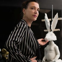 ALJA NEUNER mit "Der Wundersame", 2018, Limoges Porzellan, 40x40x80cm