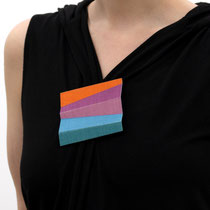 KONSTANZE PRECHTL, Brosche "FunFan", Leinen bedruckt, Holz, Baumwolle, Farbe 