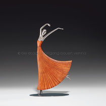 KARL HAGENAUER, Tänzerin, Ausführung Werkstätte Hagenauer, 1936-1960, Modell Nr. 4212, H 30,5cm, Holz, geschnitzt, Messing