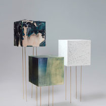 KAJA CLARA JO, Die unbenannten Drei, 2018, Cyanotypiechemikalien und Graphit auf MDF-Würfeln, jeweils 50x50x50cm