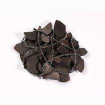 STEPHANIE JENDIS, Nachtfalter, Brosche, Ebenholz, Hämatit, Silber oxidiert, 2019