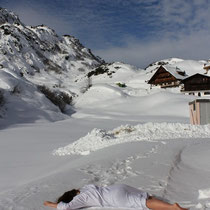 JOHANNA BRAUN, FÜHLST DU DICH NICHT WOHL, PACK DEINE SACHEN UND FAHR NACH TIROL, 2014/2018, PVC Print mit Ösenhängung, Auflage 3/5, 90x60cm 