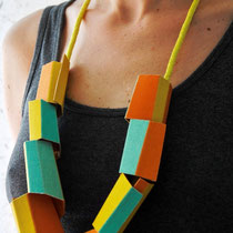 KONSTANZE PRECHTL, Halsschmuck "About Colour", Leinen bedruckt, Holz, Baumwolle, Farbe 