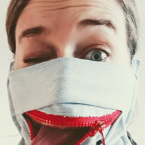 BETTINA LAIMER, Maske "Beissverschluß, 2020, recyclete Jeans, genäht, Zip