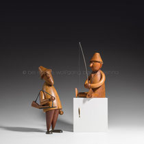 KARL HAGENAUER, Jäger / Fischer, Ausführung Werkstätte Hagenauer, Wien 1960 bis 1962, H 30cm/H 21cm, Walnussholz, verschiedenfärbig gebeizt, Borsten, Messing