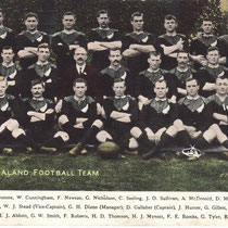 Les All Blacks en 1906, Gallaher est le 5ème, rangé du milieu, à partir de la gauche.