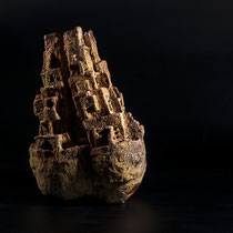 静寂と喧騒のはざまで１９－A　45×35×35　2019年
