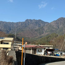奥の凸凹山が三つ峠です