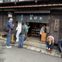 飛騨高山の老舗の工芸屋さん　やっぱり半分以上は外国人のお客様、ありがたいものです