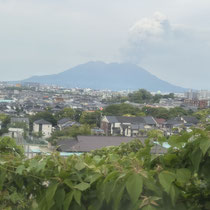 ツアーの帰る日に桜島が噴火、帰りの飛行機が大変でした
