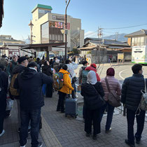 新宿、三島、周遊観光のバス待ちの列です