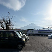 河口湖駅からの富士山です。やはり目が行きます