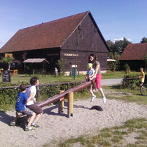 ein Besuch auf dem Spielplatz im Erlichthof