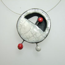 voir le collier contemporain blanc et rouge en ceramique raku