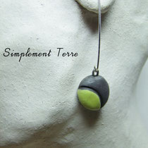 boucle d'oreilles contemporaine de créateur