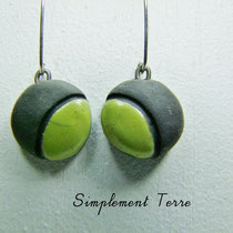 Bijou artisanal en céramique raku noir et vert