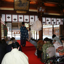 「日本の絹が次代へつながるように」　多くの方が着物姿で祈願されました