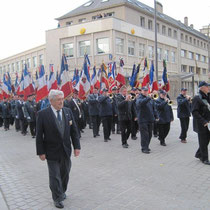 Le défilé des porte-drapeaux à Saint-Lô