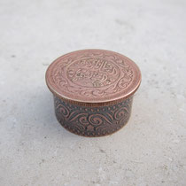 Döschen, Kupfer teilgeschwärzt, Münze als Deckel (Seitenansicht)