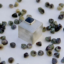 Quardratische Dose, Silber 925, mattierte Oberfläche, Lapislazuli (Seitenansicht)