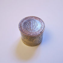 Döschen, Messing teilgeschwärzt, Münze als Deckel